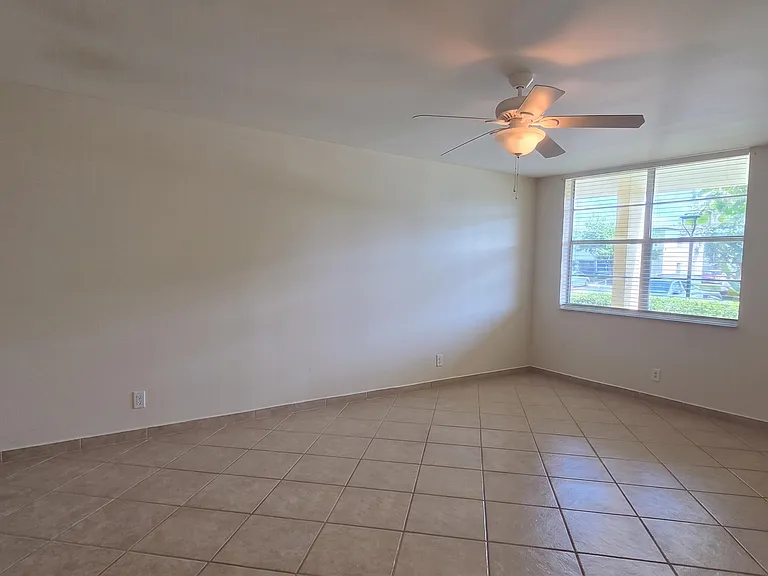 2400 NE 10th St #108 — Photo 2