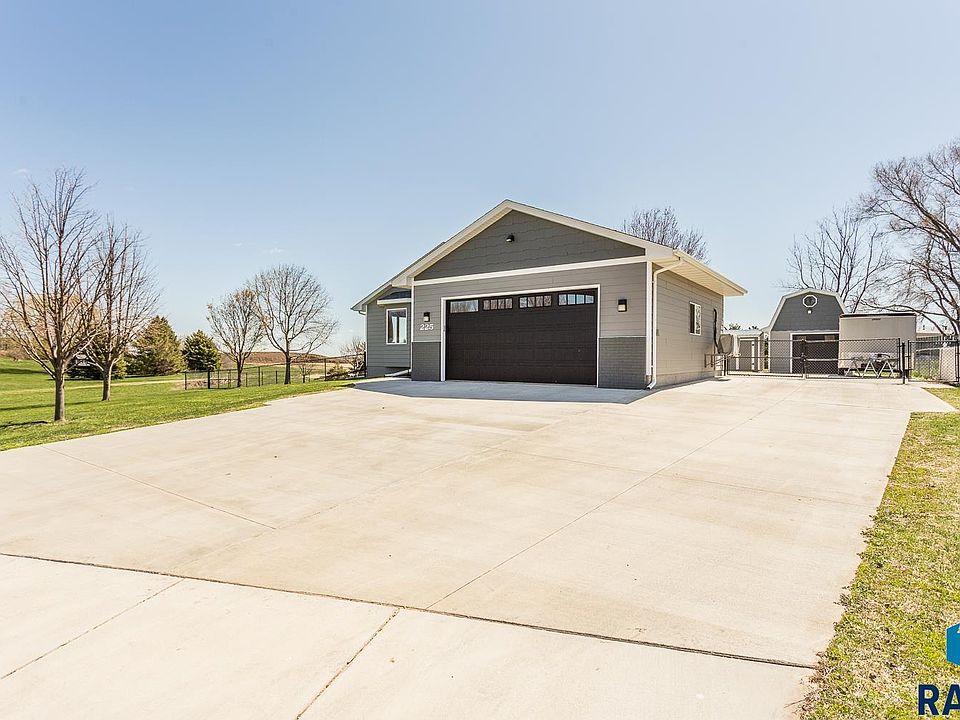 225 E 9th St, Crooks, SD 57020 MLS 22305095 Zillow
