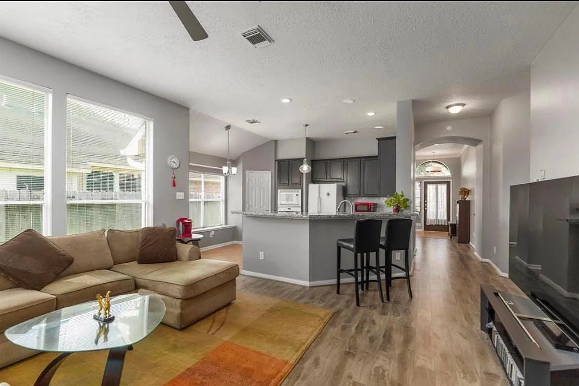 3 bed, 2.0 bath, 2158 sqft, $2,450 — Photo 2