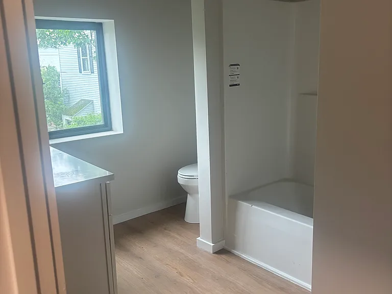 1568 Lonsdale Ave #3 — Photo 7
