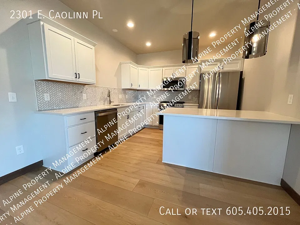 2301 E Caolinn Pl