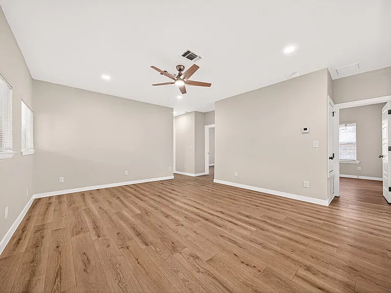 631 E Mistletoe Ave — Photo 9