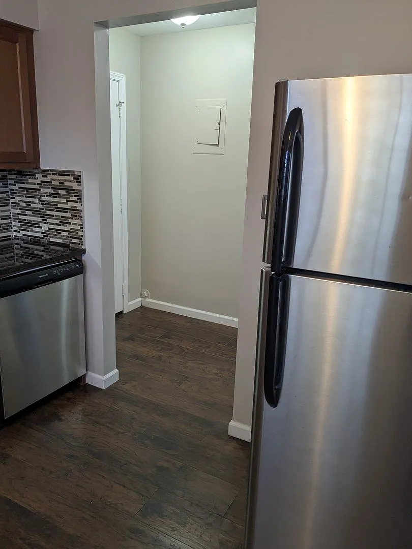 Colonial Apartments — Photo 4