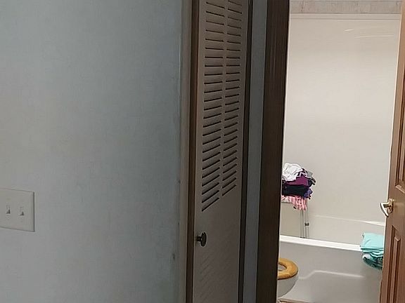 2nd bath, & door to furnace