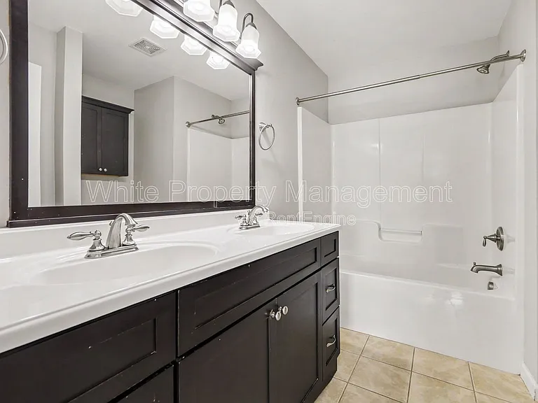 1820 Meadow Crossing Dr — Photo 18
