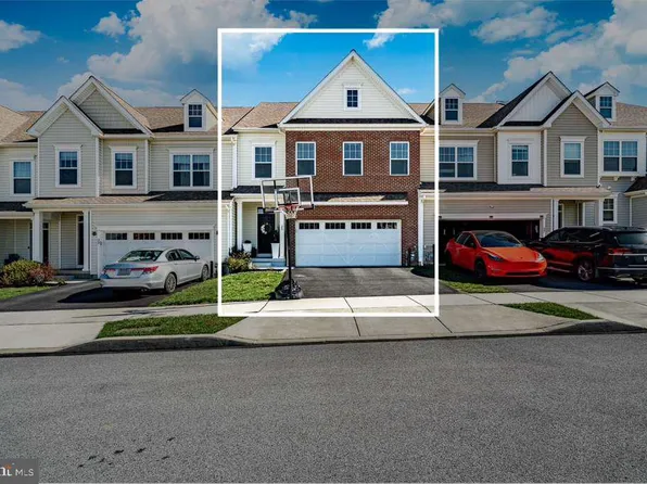 25 N Tompkins Sq, Downingtown, PA 19335