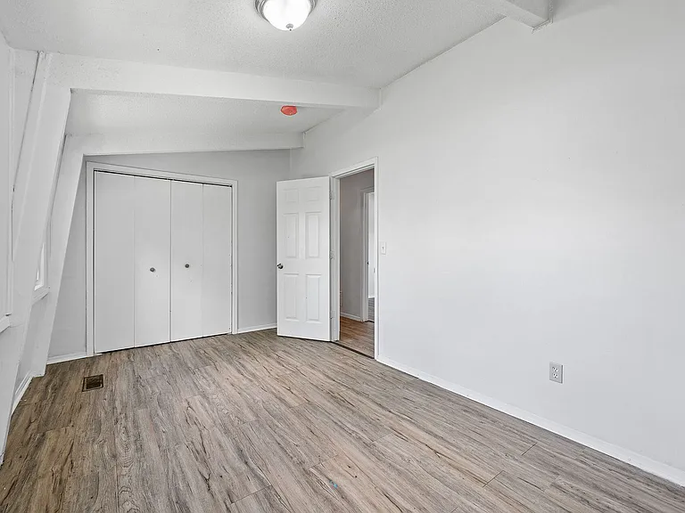 233 26th Ave NE — Photo 17