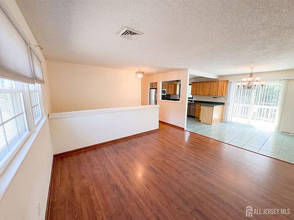 3rd image of 24 Hogan Ct