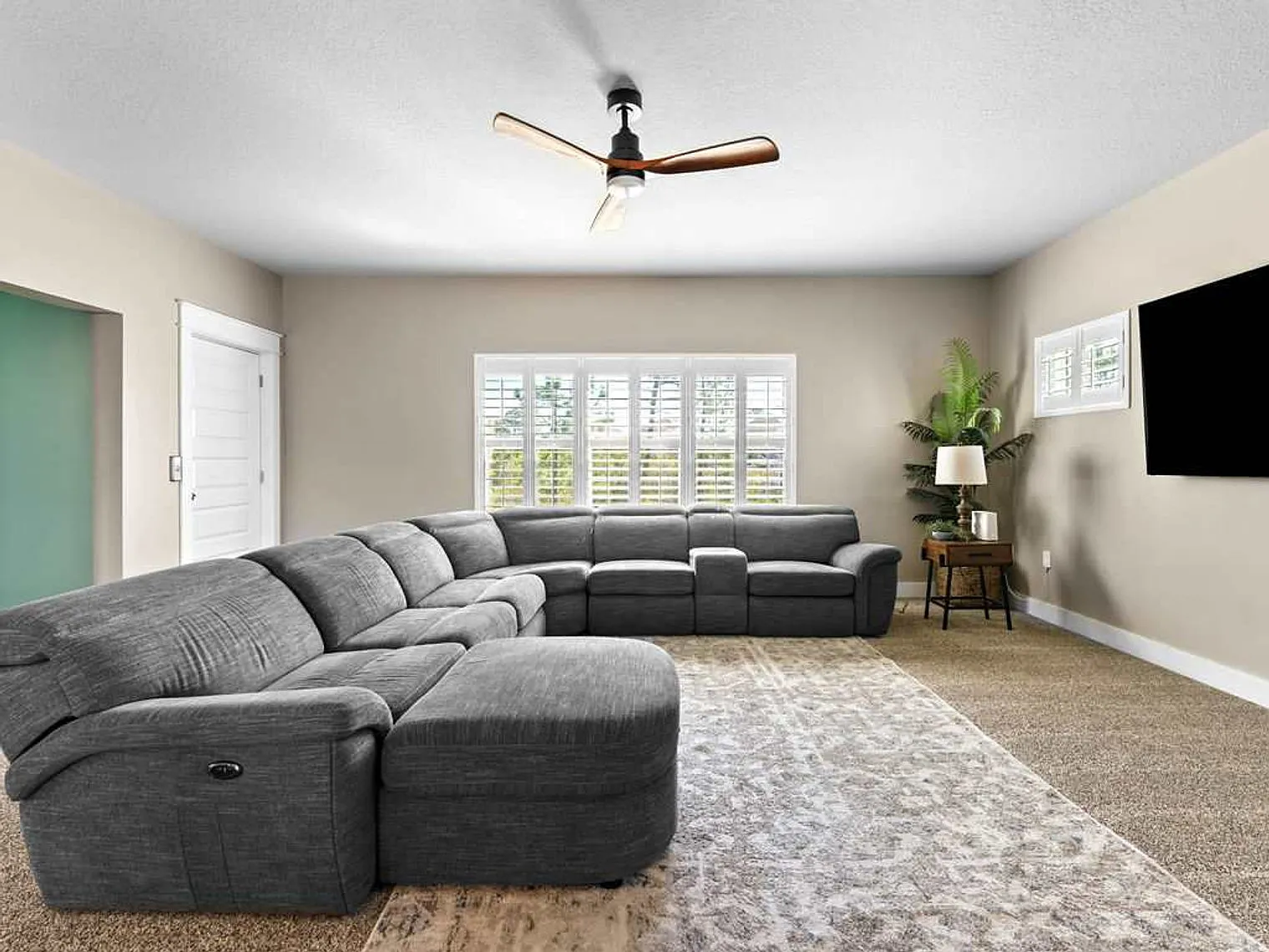 4 bed, 2.0 bath, 2798 sqft, $5,720 — Photo 2