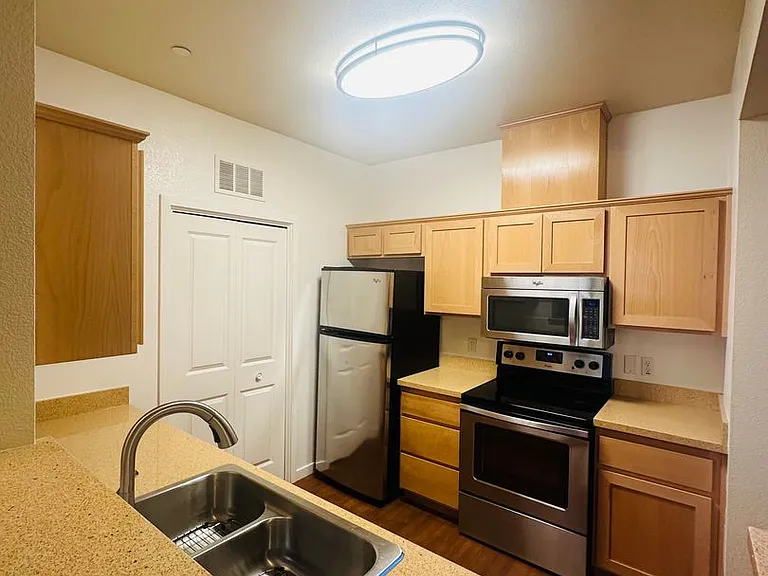 H Street Apartments — Photo 17