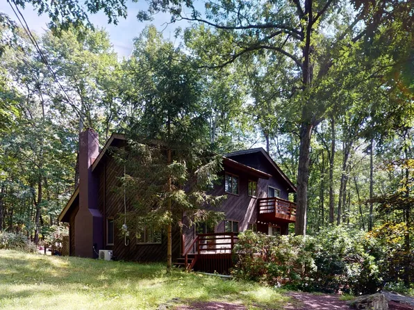 111 Bayberry Dr, Hawley, PA 18428