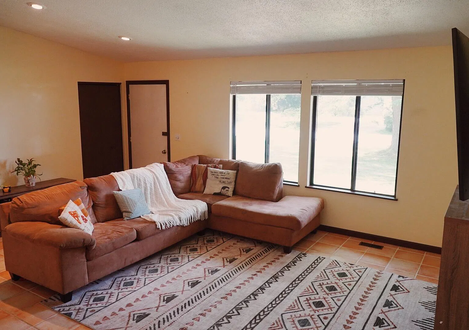 4 bed, 1.5 bath, 2684 sqft, $1,850 — Photo 4