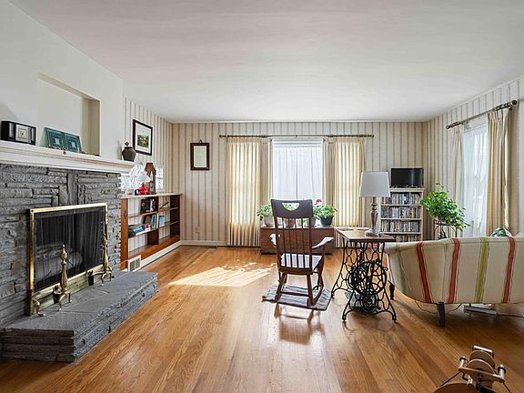 3rd image of 103 Oak Ave