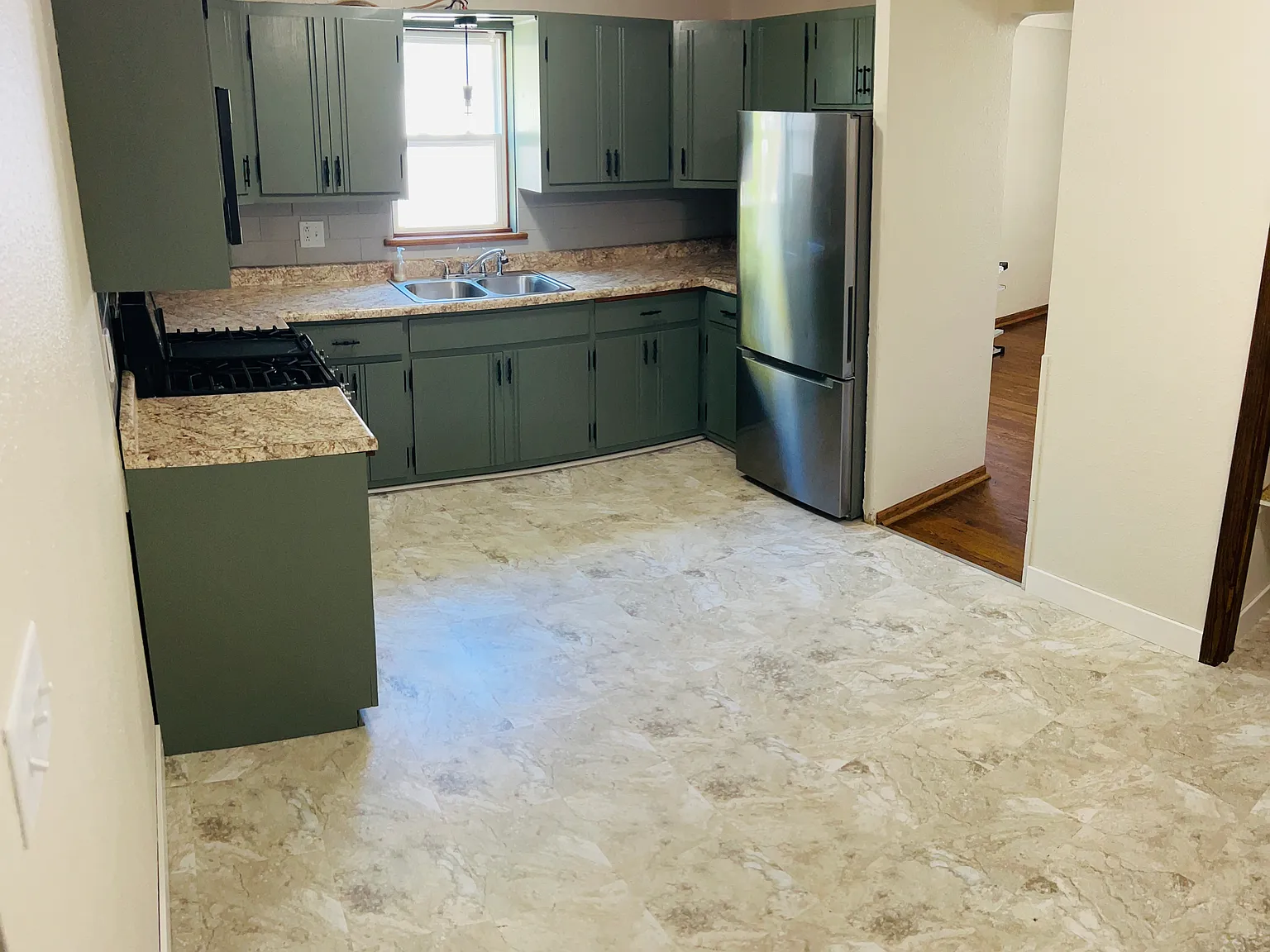 3 bed, 1300 sqft, $1,900 — Photo 4