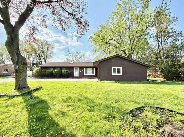 30840 Rock Creek Dr, Southfield, MI 48076