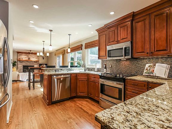 3rd image of 17525 W Cottonwood Ct