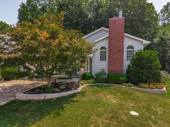 2516 Timber View Dr, Bloomington, IL 61701