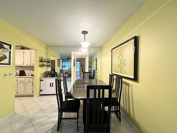 3rd image of 112 Oakridge I #112
