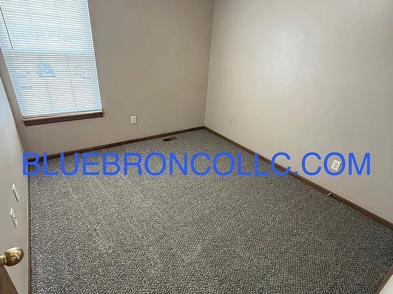 619 Willow Ln #B — Photo 8