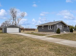 7104 Selzer Rd, Fairfax, IA 52228