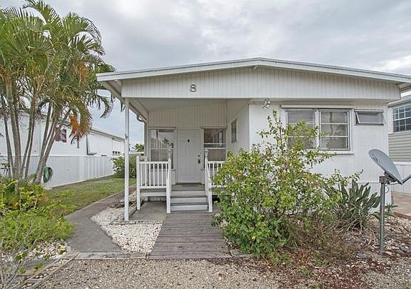 3rd image of 8 Nancy Ln