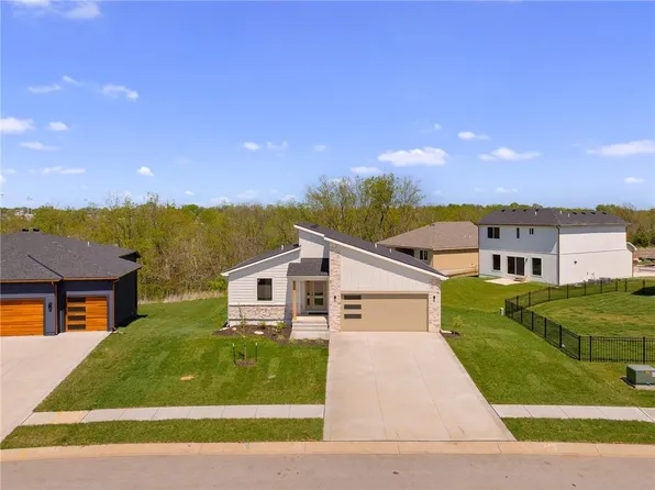 704 21st St, Oak Grove, MO 64075