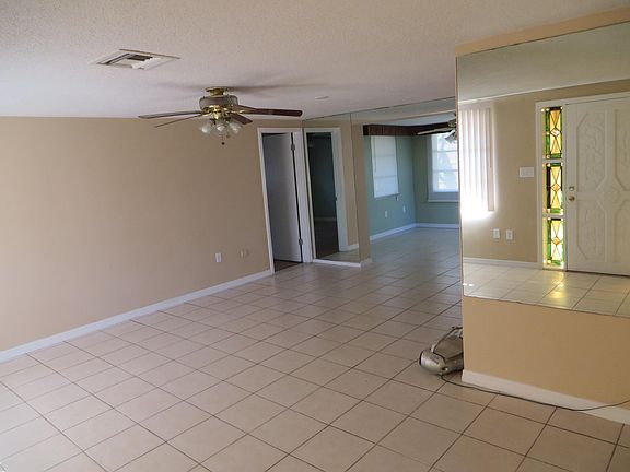 4th image of 5541 Elkhorn Blvd