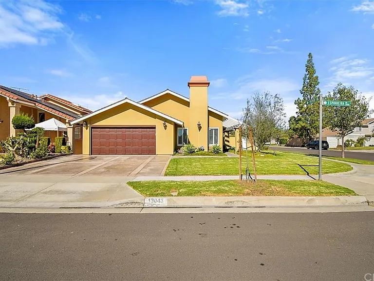 13043 Espinheira Dr — Photo 17