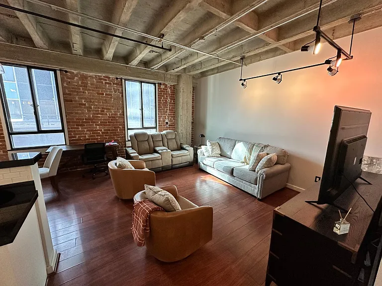 114 W Adams St #402 — Photo 1