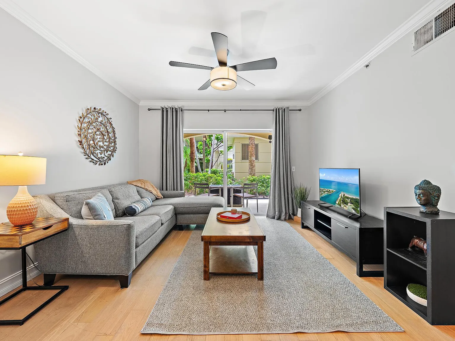 1 bed, 1.0 bath, 696 sqft, $2,100 — Photo 3