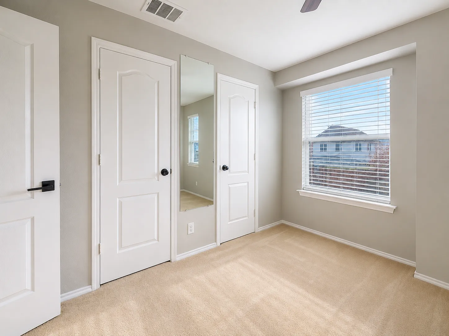 3 bed, 2.5 bath, 2101 sqft, $750 — Photo 2