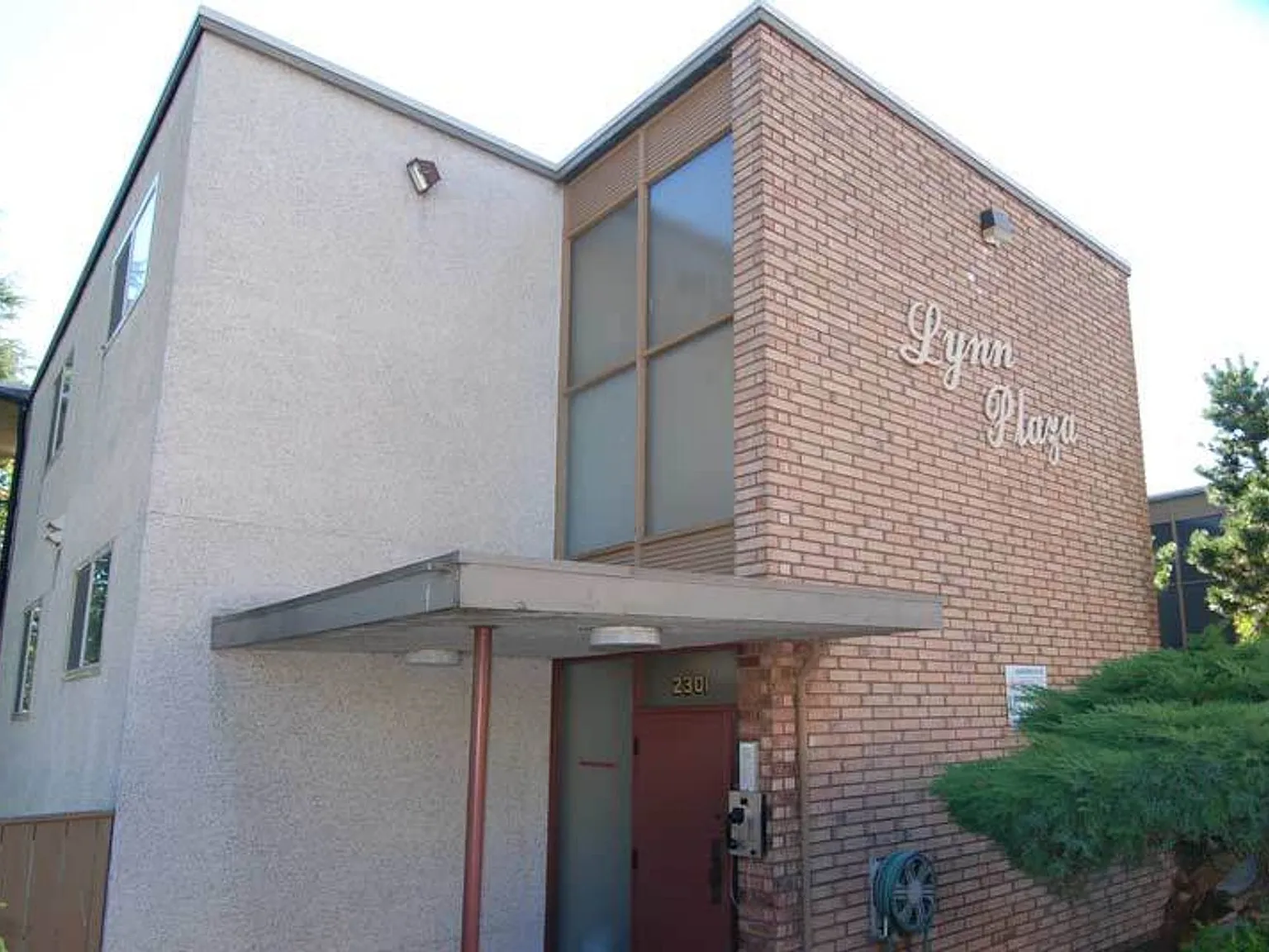 Lynn Plaza — Photo 4