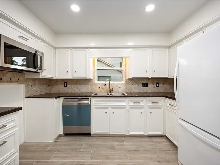 3823 Fernglade Dr — Photo 8