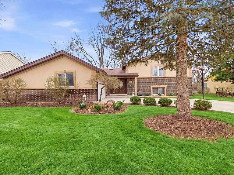 E Burr Oak Dr — Photo 2