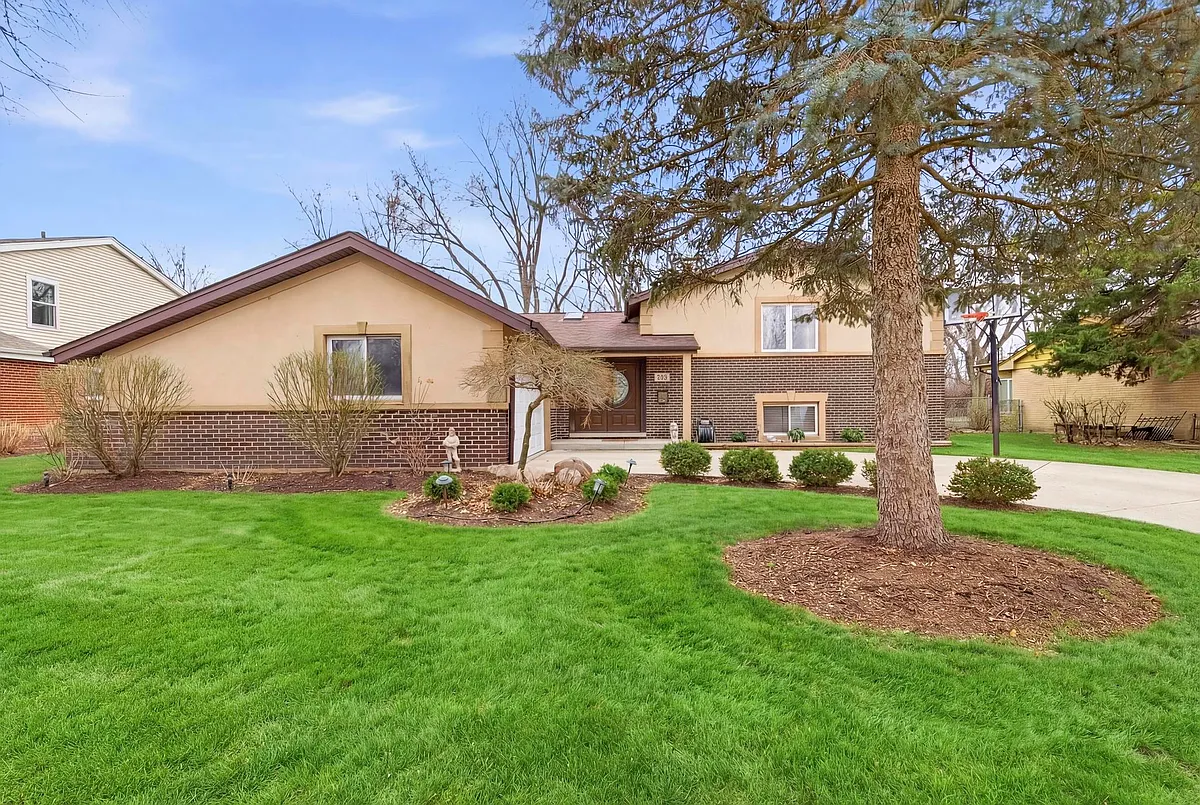 Building Photo - E Burr Oak Dr