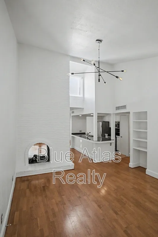 Building Photo - 5938 Sandhurst Ln #205