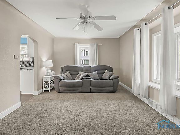 5th image of 502 W 6th St