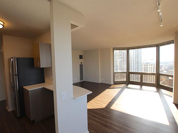 3rd image of 1138 N Dearborn St #2B