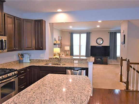 2nd image of 4 Yellow Rose Ln