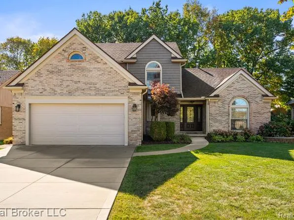 372 Daylily Dr, Rochester Hills, MI 48307