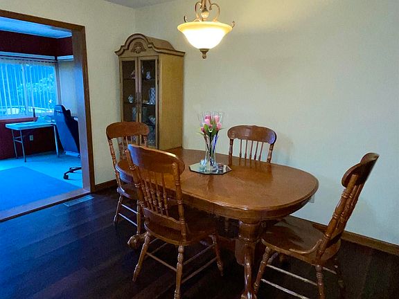3rd image of 370 E Kinsey Dr