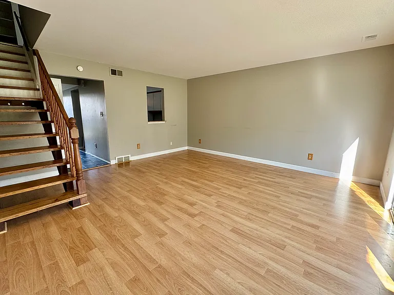 852 N Main St — Photo 2