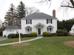 16 Orchard Meadow Rd, Williston Park, NY 11596