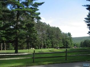 9 Stone Row Ln, Oak Ridge, NJ 07438