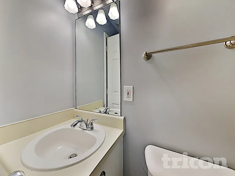 726 Westbury Dr — Photo 35