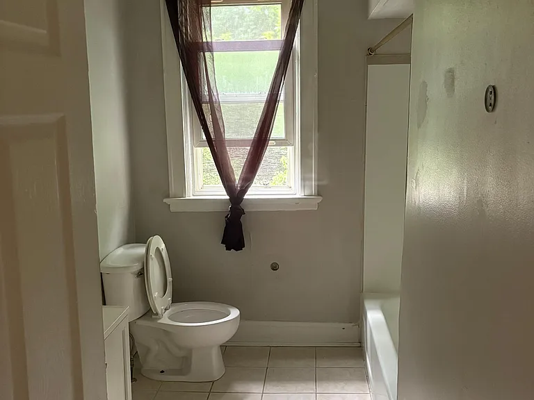 1559 Ambrose Ave — Photo 6