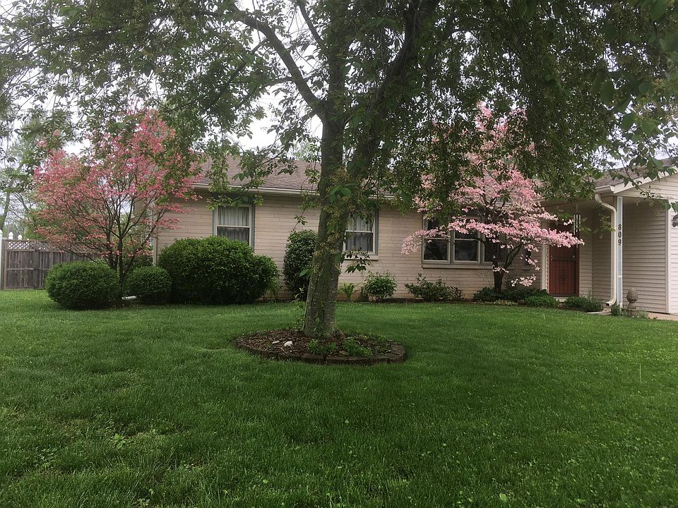 Limestone ranch with nice yard