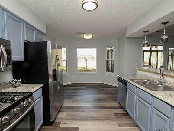 4th image of 555 Crown Point Dr