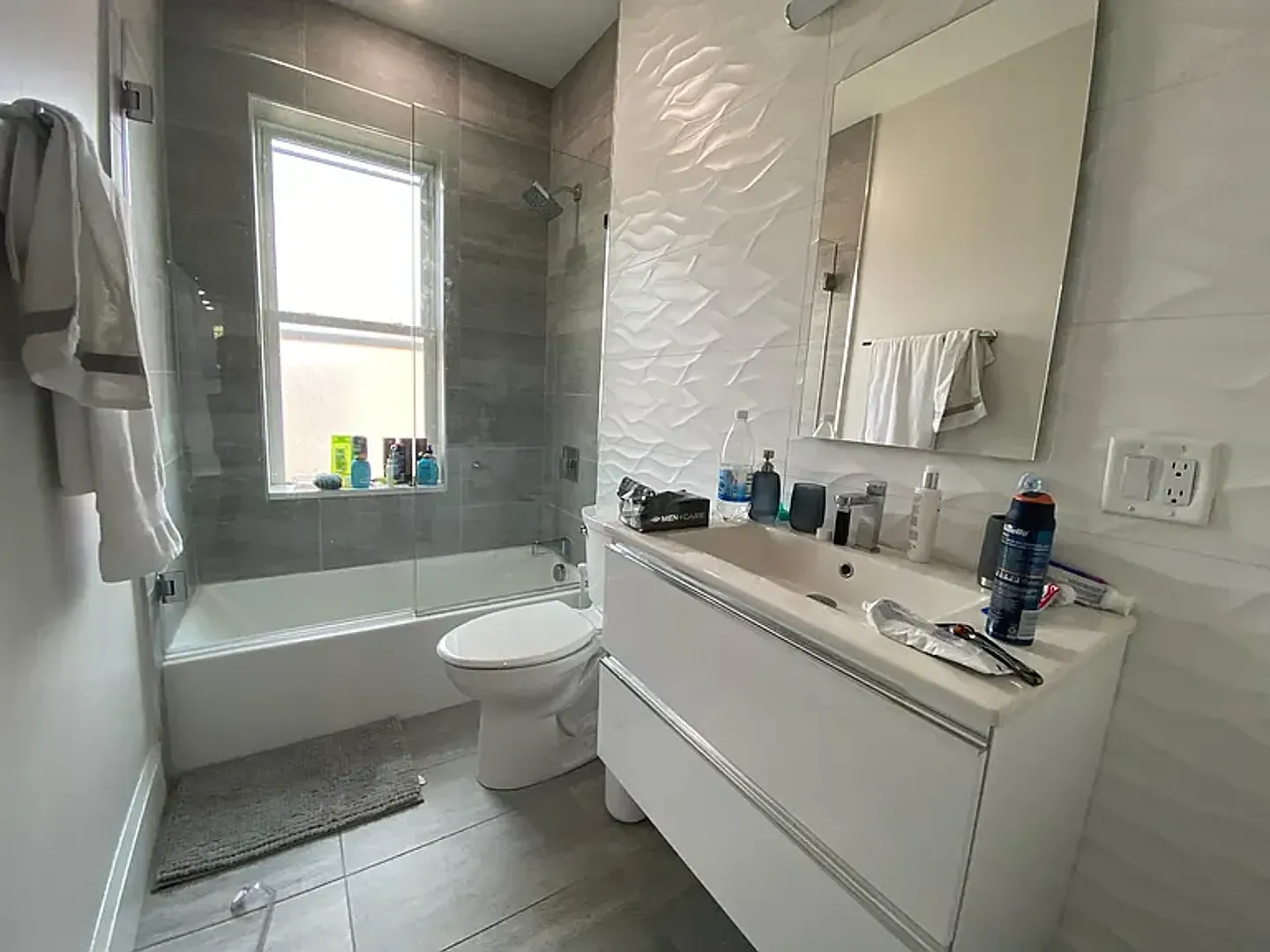 Renovated 4-bed/2-bath in Brookline! — Photo 2