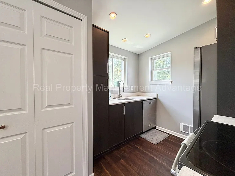 340 E. Cambourne. — Photo 10